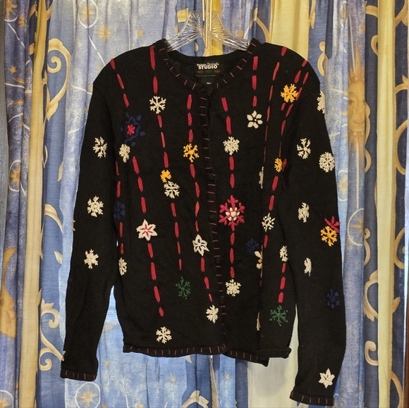 Studio Sweaters - Vintage Black Snowflake/Santa/Snowman Pattern Sweater Size Medium
